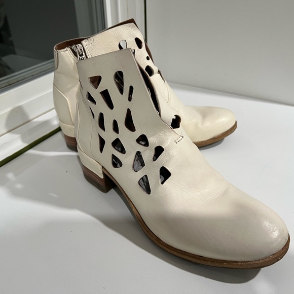 AS98 Ivory CutOut Ankle Boots 38/8 - Picture 4 of 16